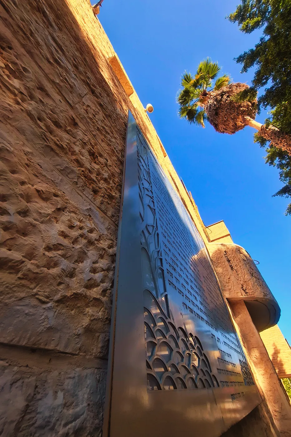 La façade de la synagogue avec la plaque de prière gravée