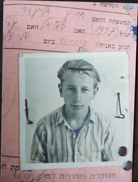 כרטיס הקליטה, ספטמבר 1950: "הגיע באונייה קוממיות ביום 2/9/50". הצילום נעשה לפני העלייה לאונייה