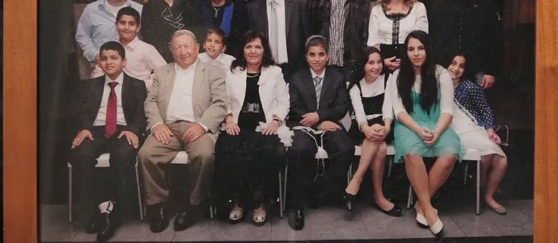 אליעזר ועדינה עם הילדים והנכדים